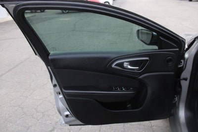 2016 Chrysler 200 Limited 4dr Sedan