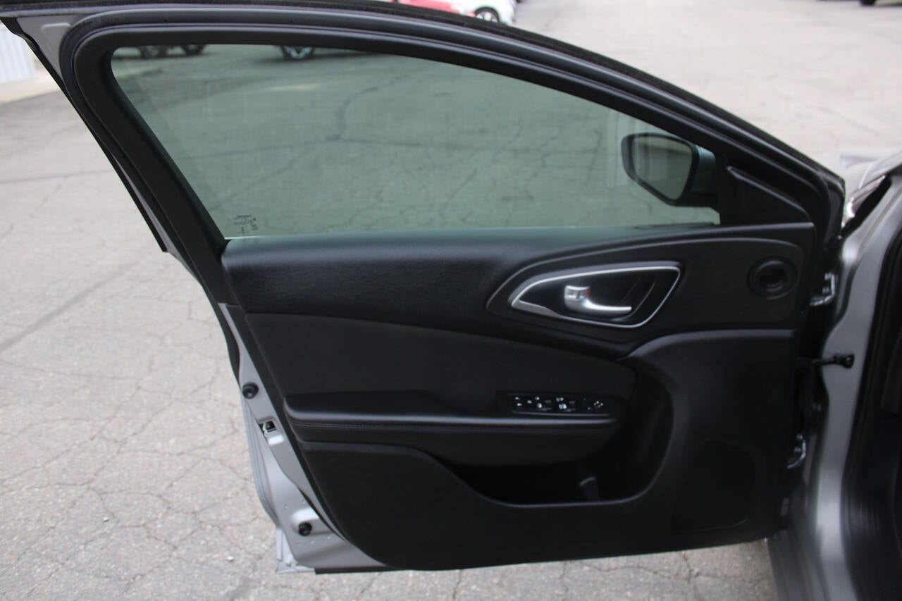 2016 Chrysler 200 Limited 4dr Sedan