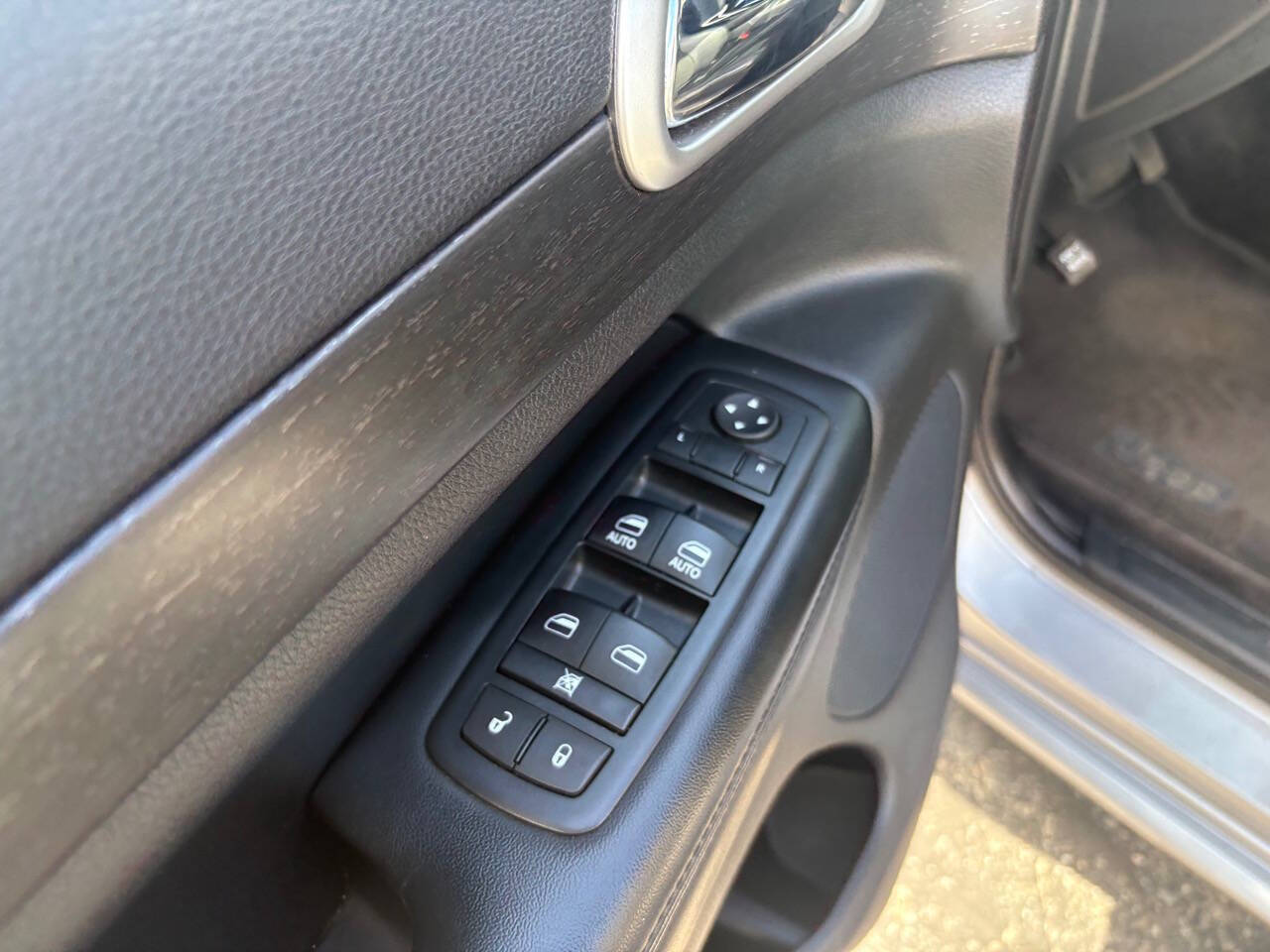 2015 Jeep Grand Cherokee Laredo 4x4 4dr SUV
