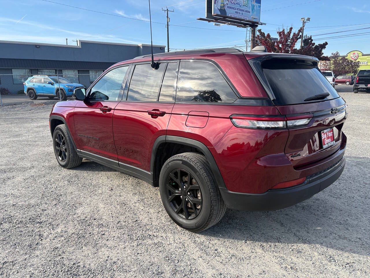 2024 Jeep Grand Cherokee Laredo 4x4 4dr SUV