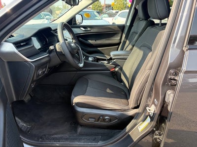 2023 Jeep Grand Cherokee Laredo 4x4 4dr SUV