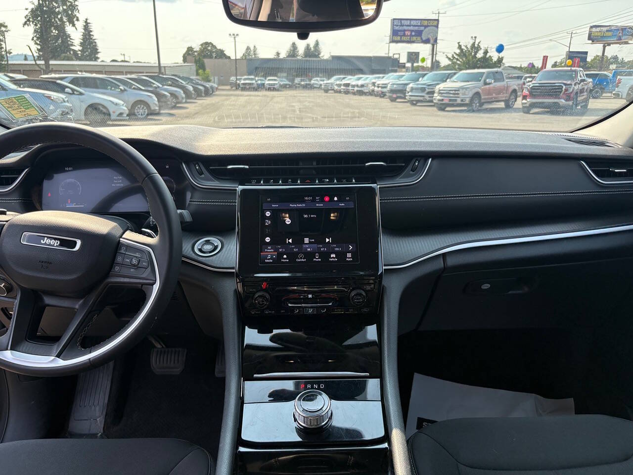 2023 Jeep Grand Cherokee Laredo 4x4 4dr SUV