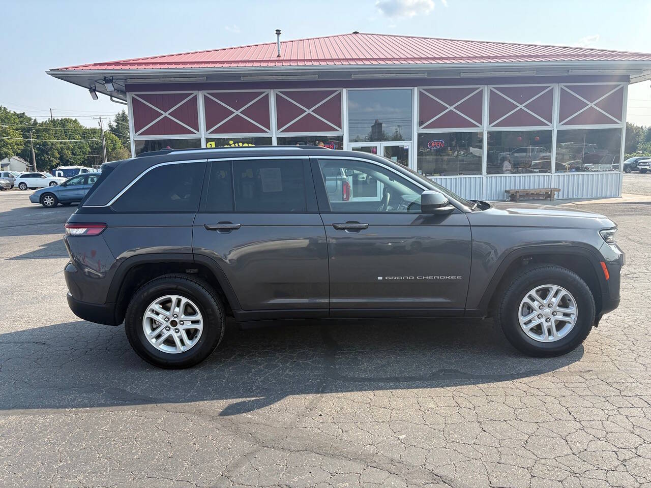 2023 Jeep Grand Cherokee Laredo 4x4 4dr SUV