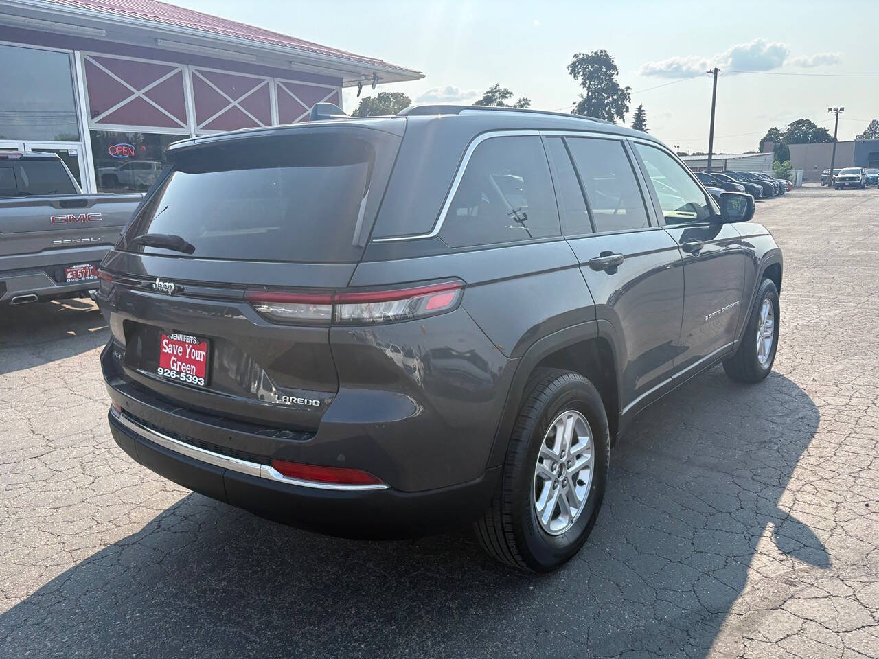 2023 Jeep Grand Cherokee Laredo 4x4 4dr SUV