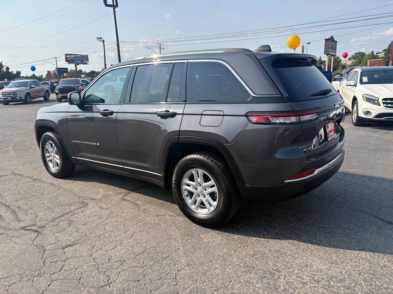 2023 Jeep Grand Cherokee Laredo 4x4 4dr SUV