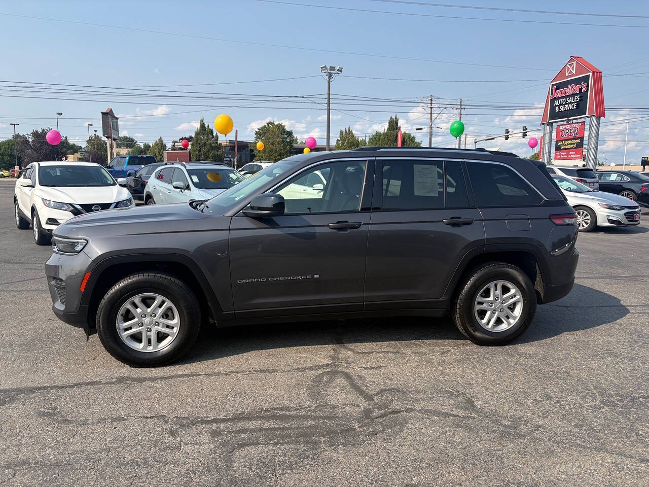 2023 Jeep Grand Cherokee Laredo 4x4 4dr SUV