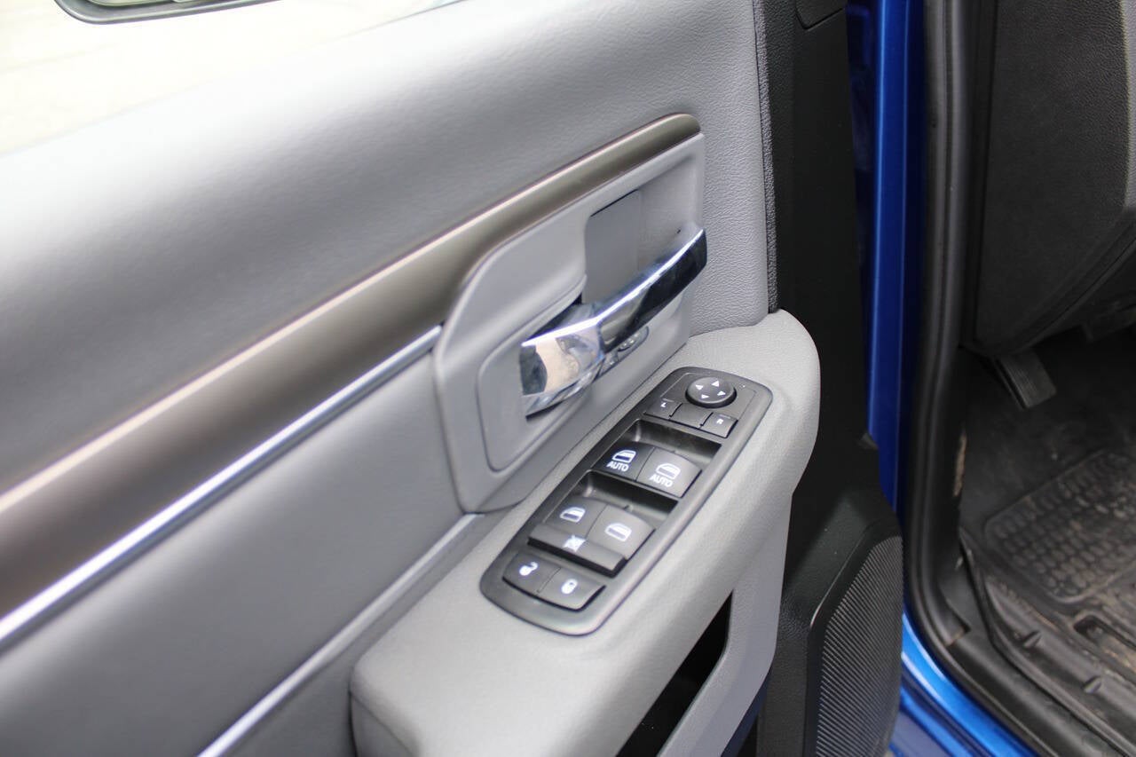 2017 RAM 1500 SLT 4x4 4dr Crew Cab 5.5 ft. SB Pickup