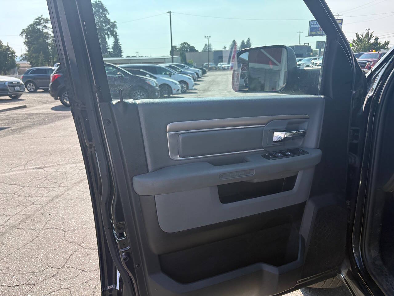 2017 RAM 1500 SLT 4x4 4dr Crew Cab 5.5 ft. SB Pickup