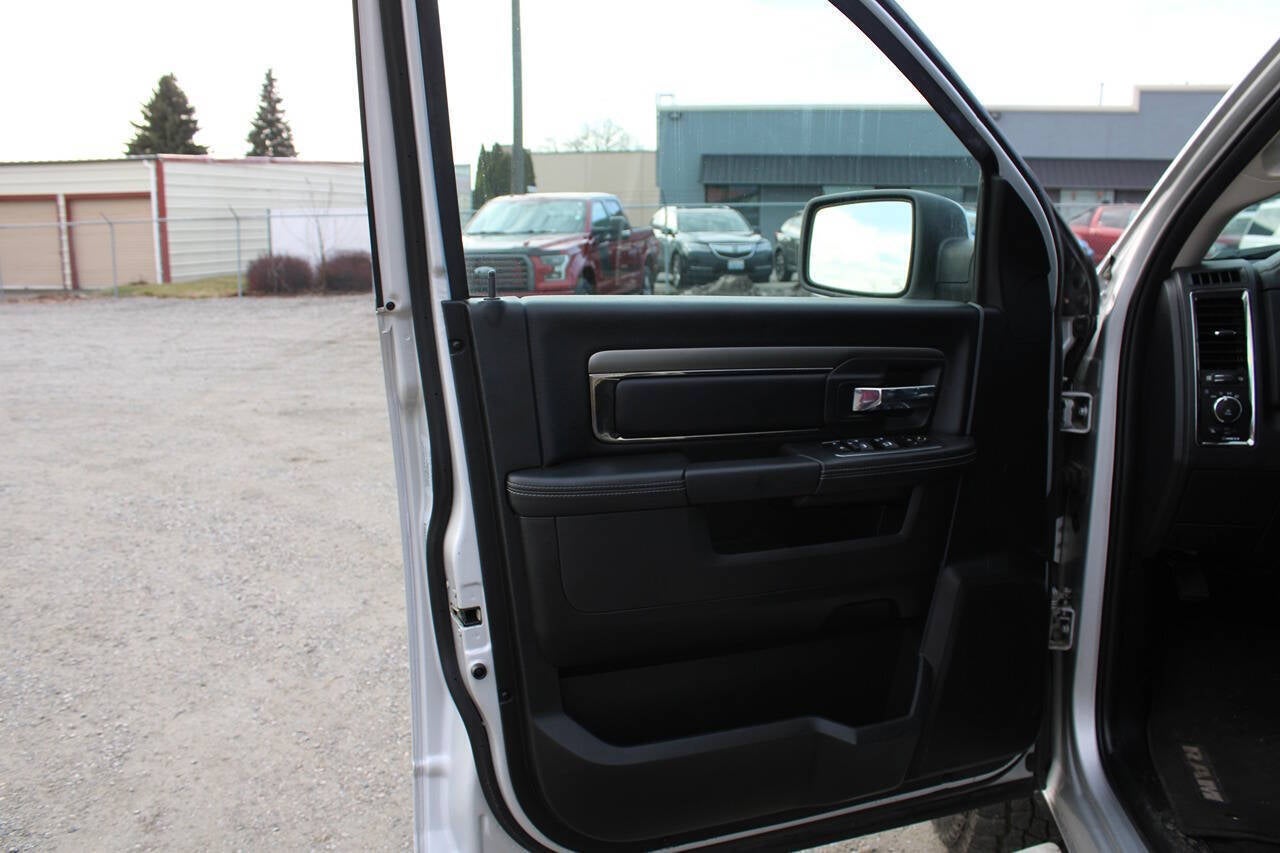 2017 RAM 1500 Night 4x4 4dr Crew Cab 6.3 ft. SB Pickup