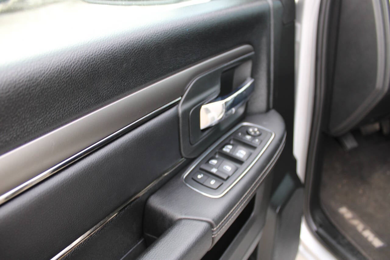 2017 RAM 1500 Night 4x4 4dr Crew Cab 6.3 ft. SB Pickup