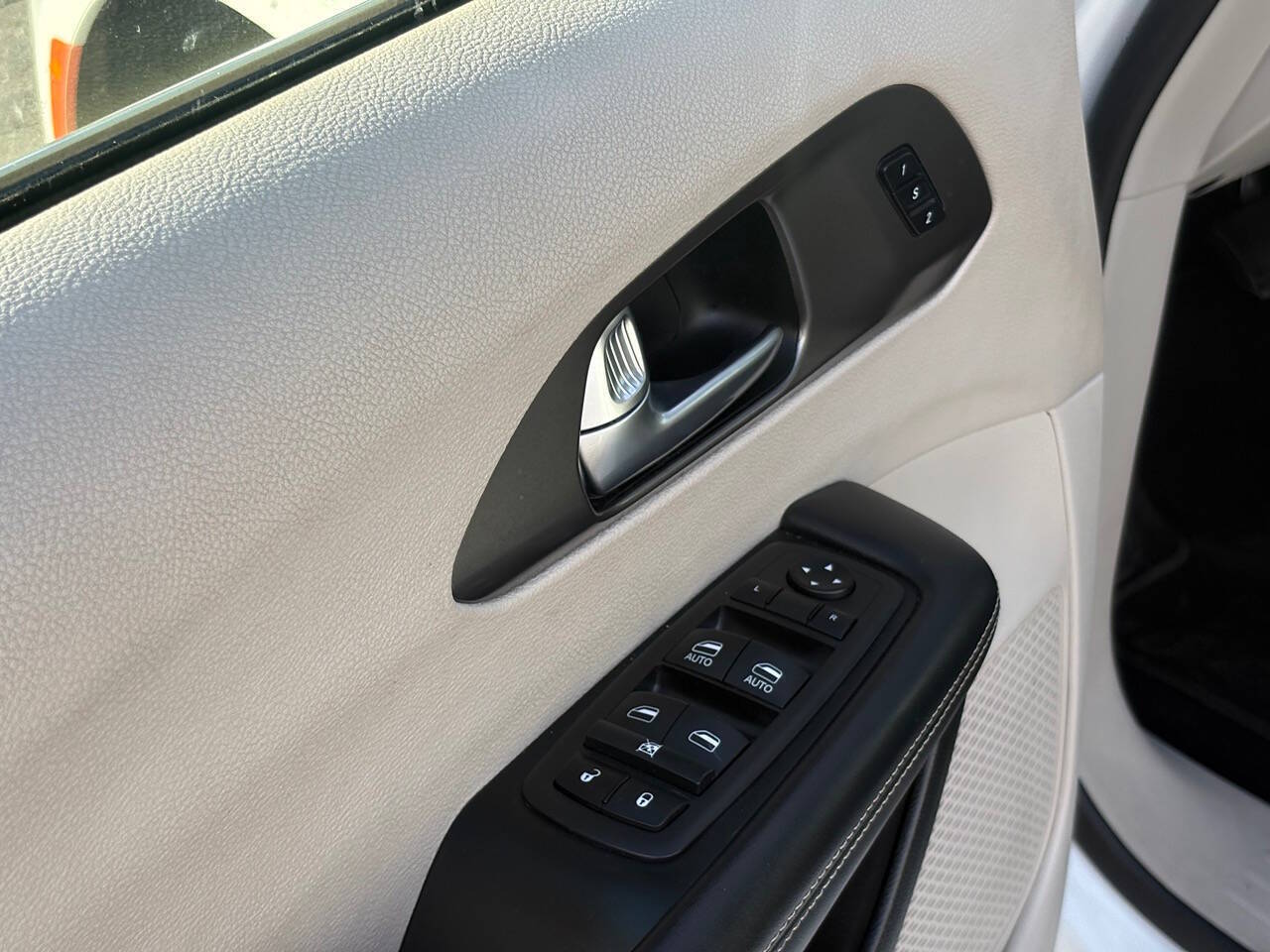 2023 Chrysler Pacifica Touring L 4dr Mini Van