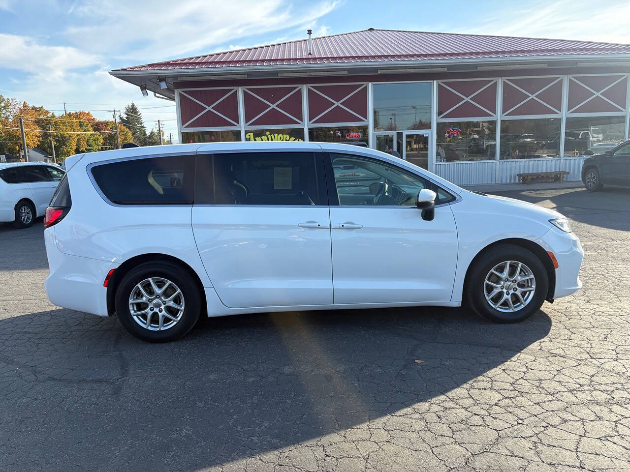 2023 Chrysler Pacifica Touring L 4dr Mini Van