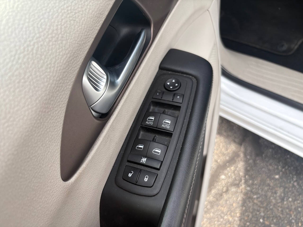 2023 Chrysler Voyager LX 4dr Mini Van