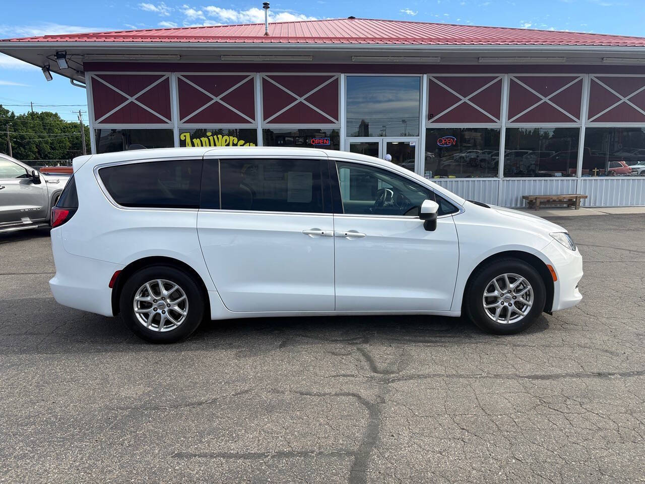 2023 Chrysler Voyager LX 4dr Mini Van