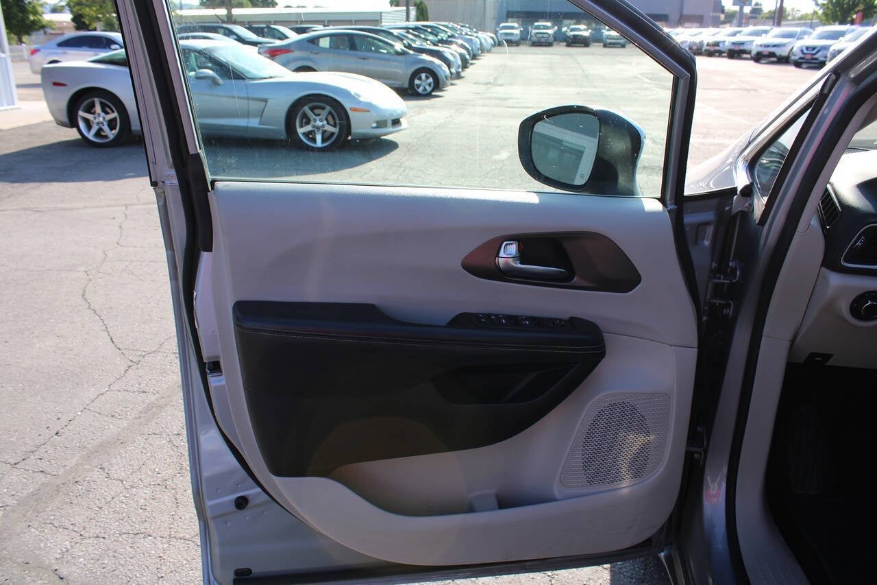 2021 Chrysler Voyager LXi 4dr Mini Van