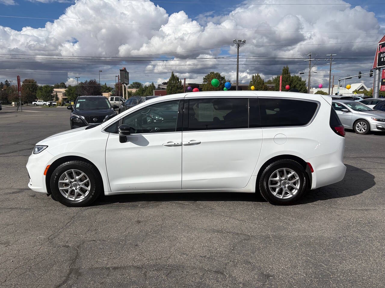 2024 Chrysler Pacifica Touring 4dr Mini Van