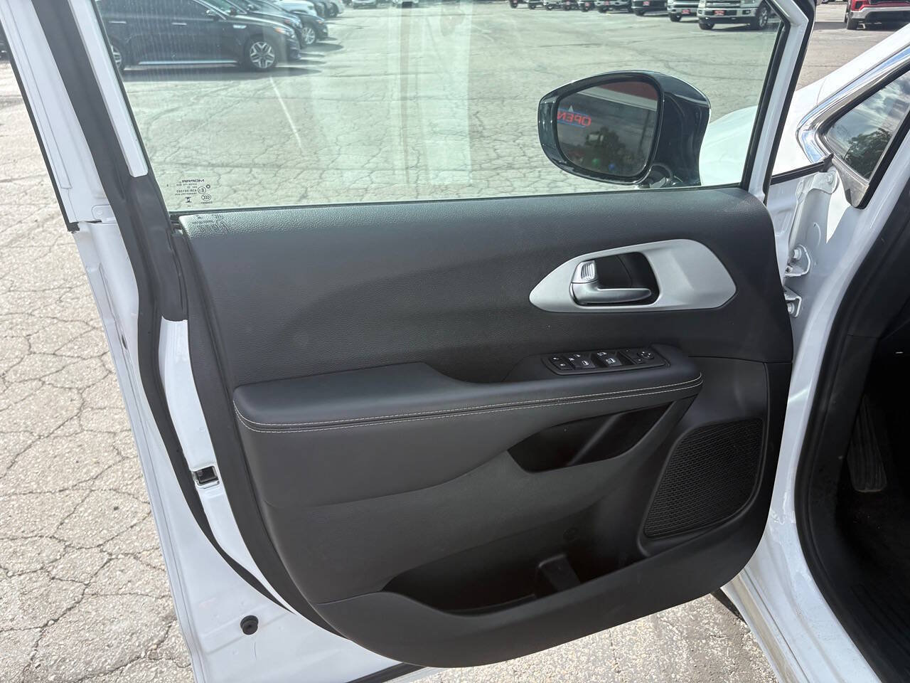 2024 Chrysler Pacifica Touring 4dr Mini Van