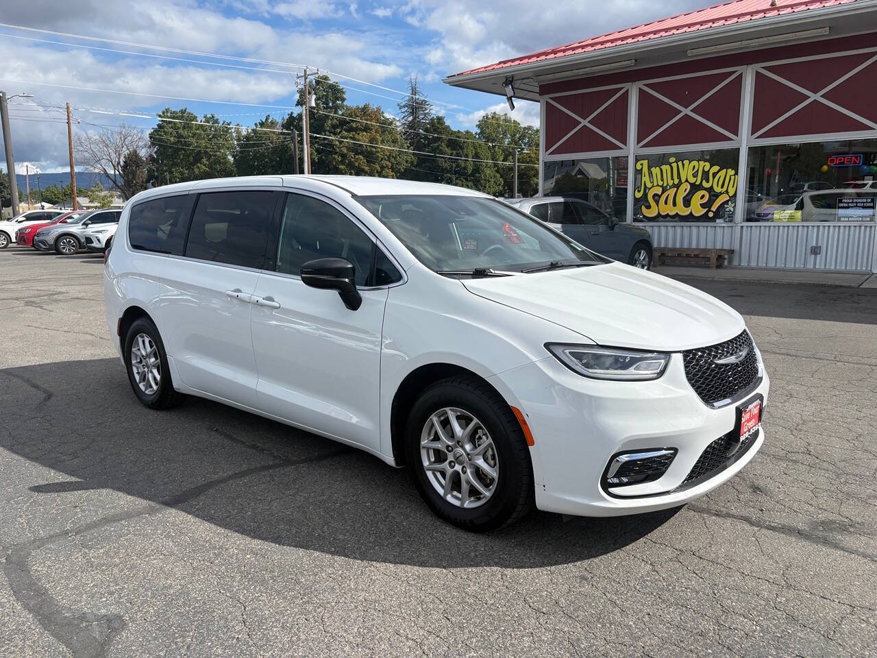 2024 Chrysler Pacifica Touring 4dr Mini Van