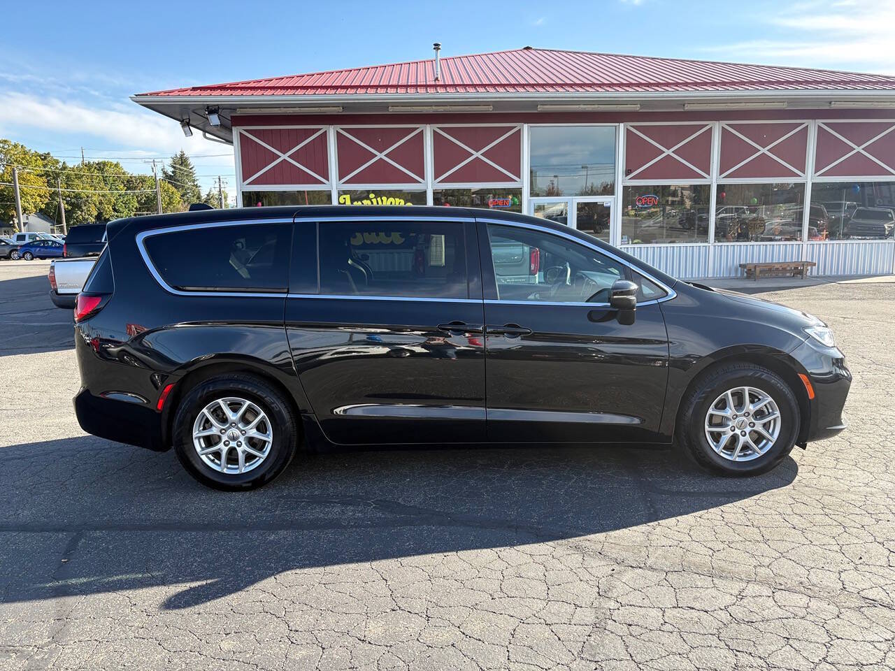 2023 Chrysler Pacifica Touring 4dr Mini Van