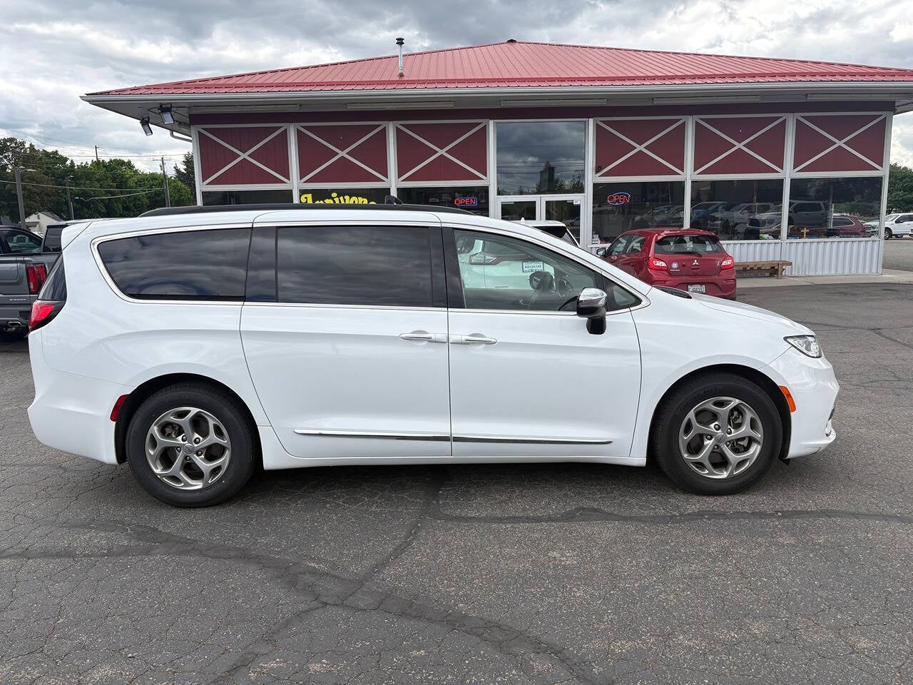 2023 Chrysler Pacifica Limited 4dr Mini Van