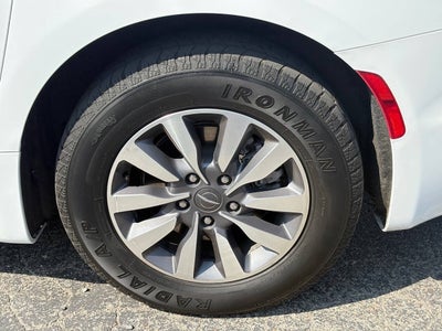 2024 Chrysler Pacifica Plug-In Hybrid Select 4dr Mini Van