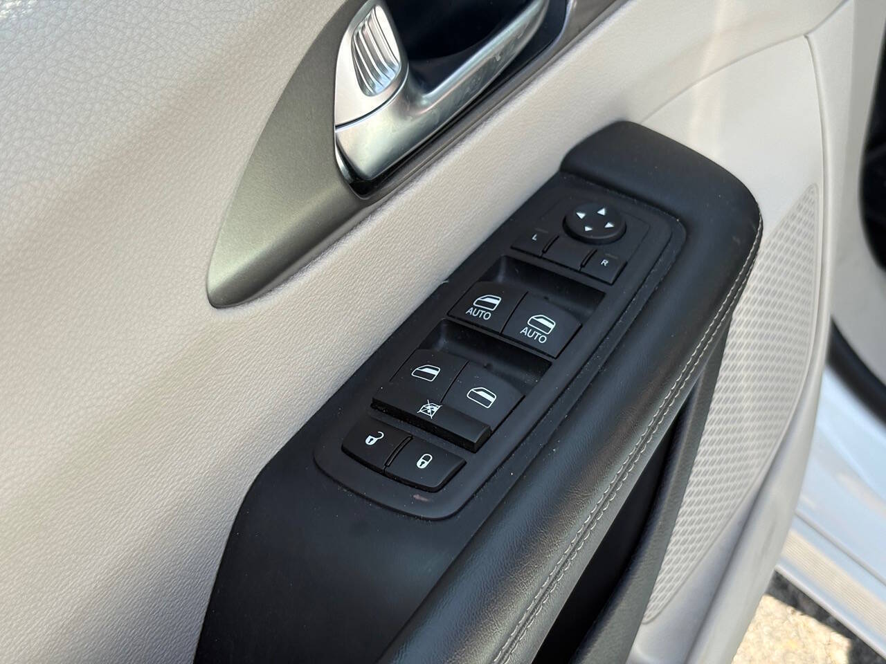 2024 Chrysler Pacifica Plug-In Hybrid Select 4dr Mini Van