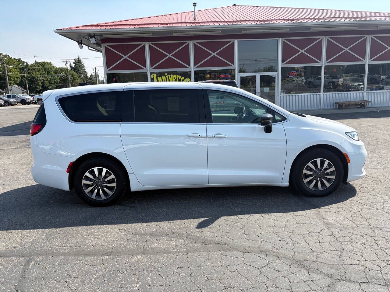 2024 Chrysler Pacifica Plug-In Hybrid Select 4dr Mini Van