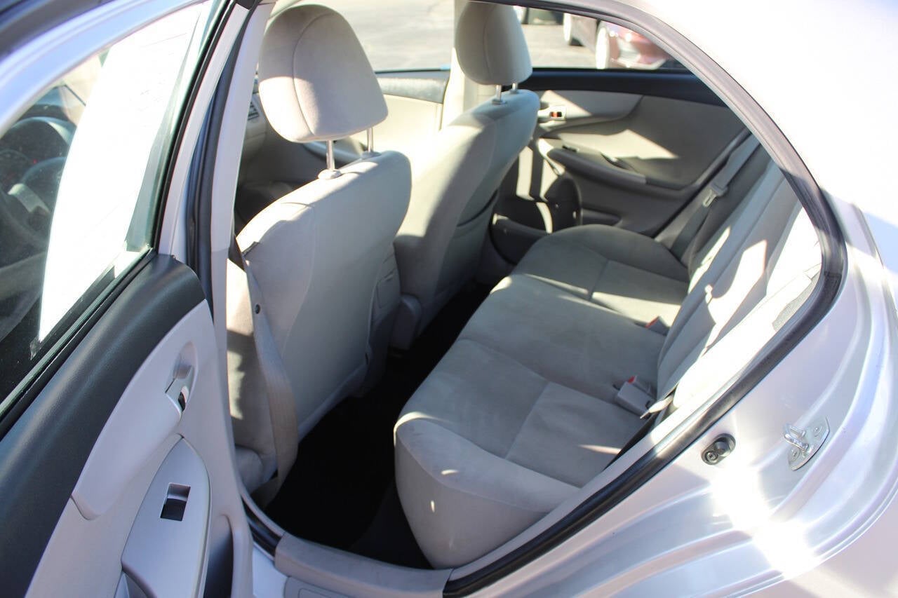 2012 Toyota Corolla LE 4dr Sedan 4A