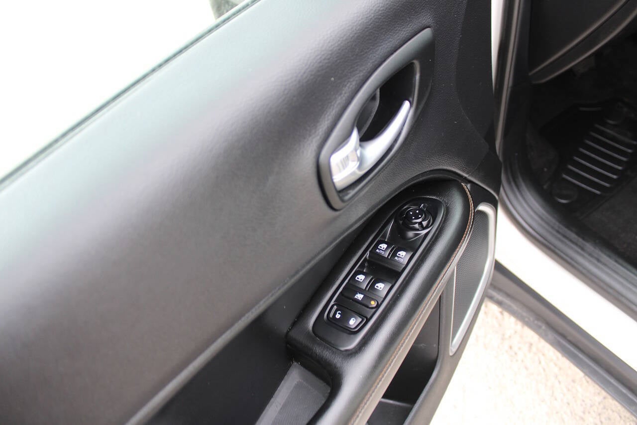 2017 Jeep Compass Latitude 4x4 4dr SUV (midyear release)