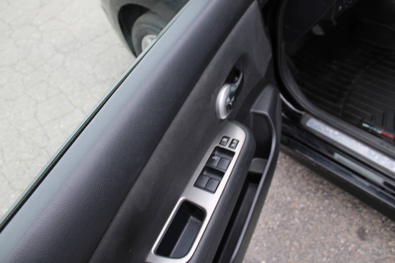 2012 Nissan Versa 1.8 SL 4dr Hatchback