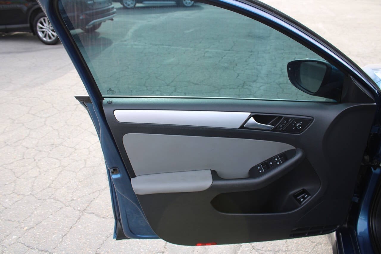 2016 Volkswagen Jetta Hybrid SEL Premium 4dr Sedan