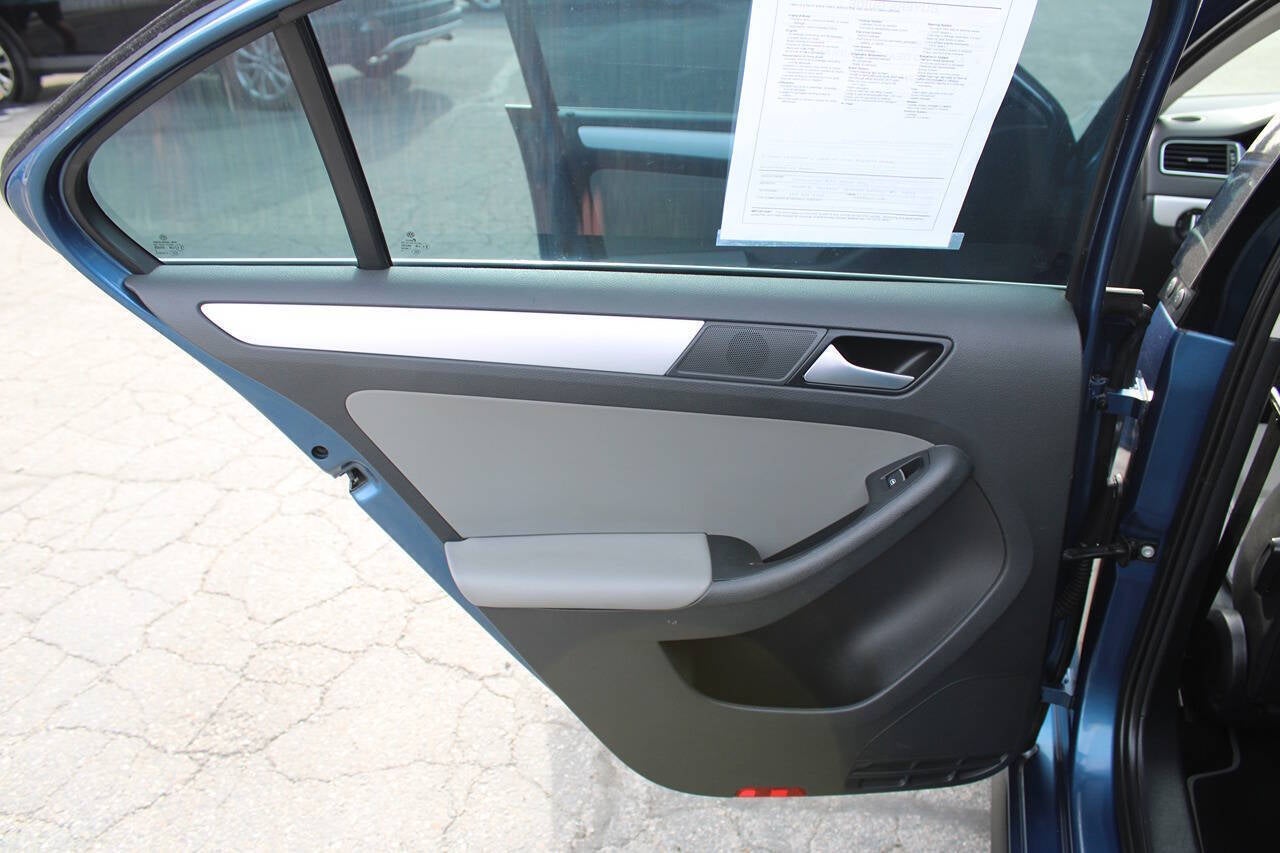 2016 Volkswagen Jetta Hybrid SEL Premium 4dr Sedan