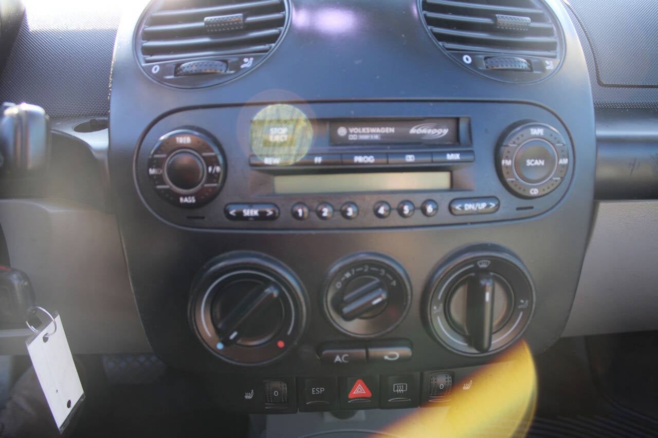 2004 Volkswagen New Beetle Convertible GLS 2dr 1.8T Turbo Convertible