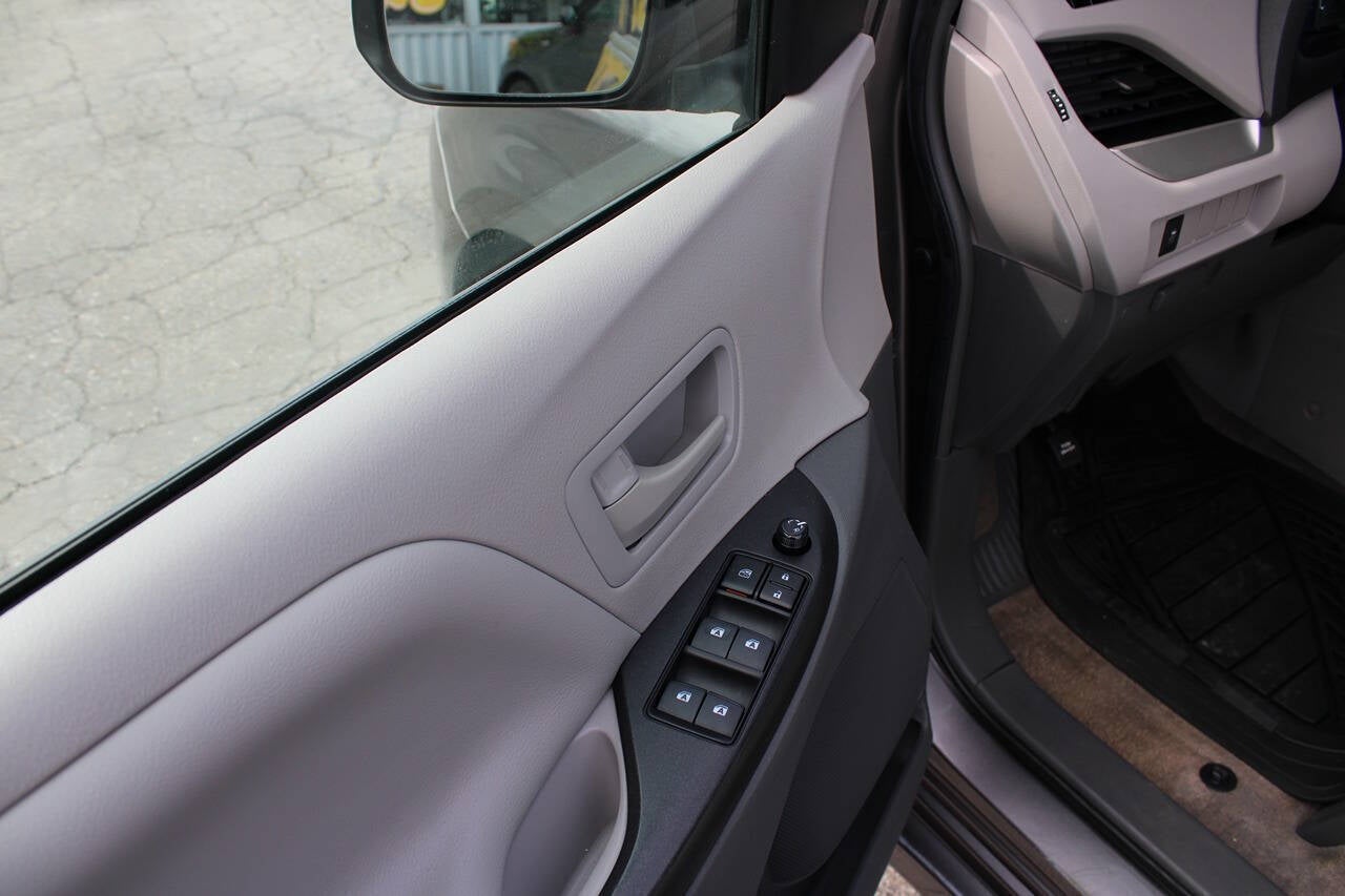 2018 Toyota Sienna L 7 Passenger 4dr Mini Van