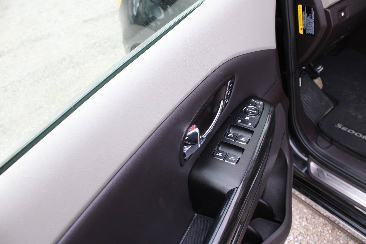 2016 Kia Sedona Limited 4dr Mini Van