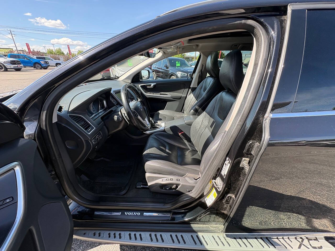 2015 Volvo XC60 T6 AWD 4dr SUV (midyear release)