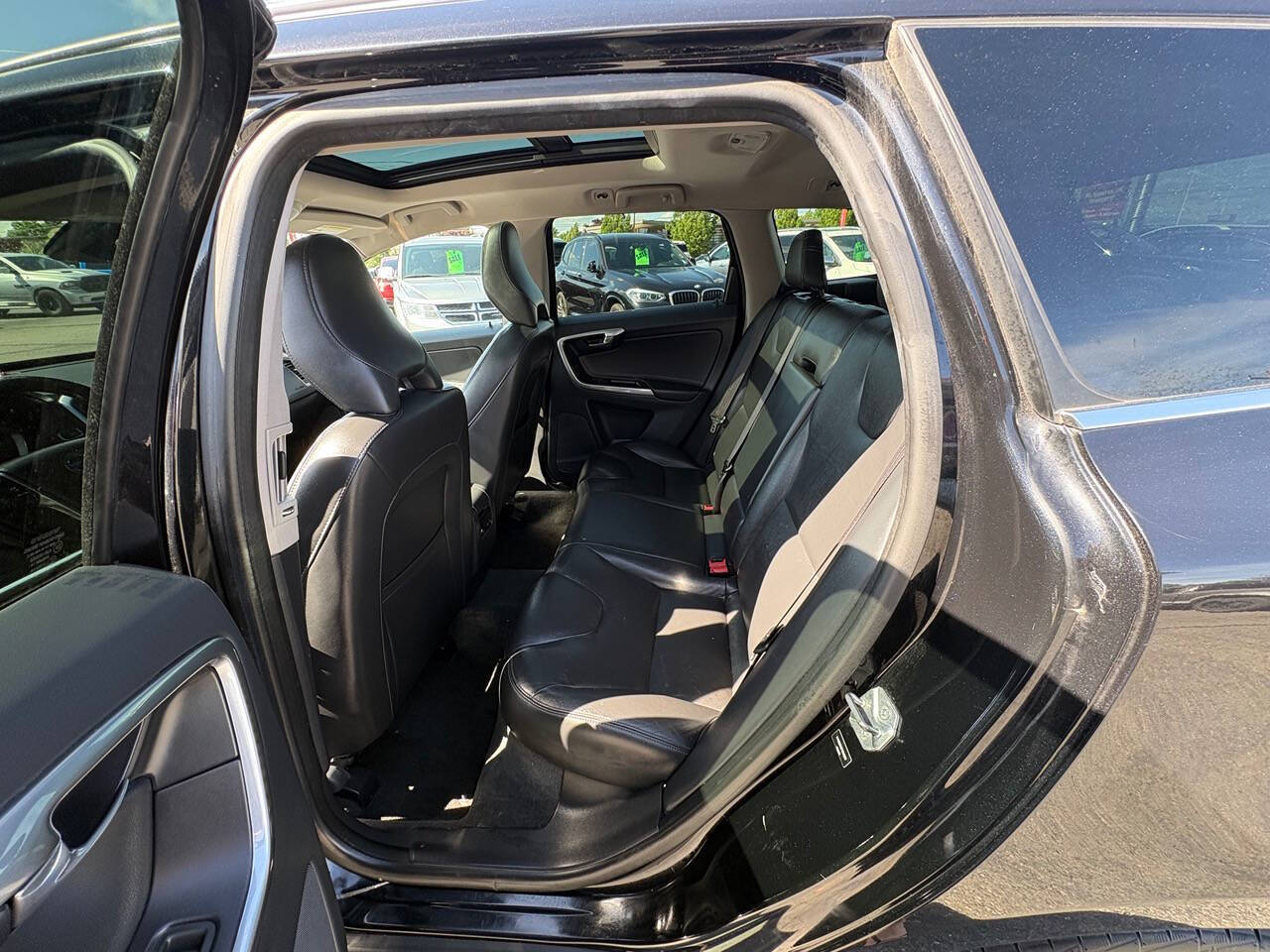 2015 Volvo XC60 T6 AWD 4dr SUV (midyear release)