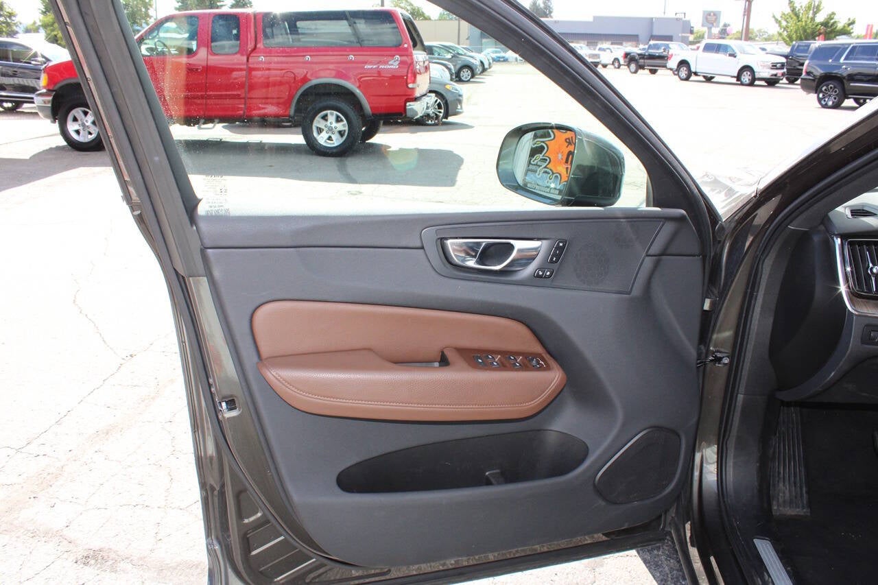 2022 Volvo XC60 B5 Momentum AWD 4dr SUV