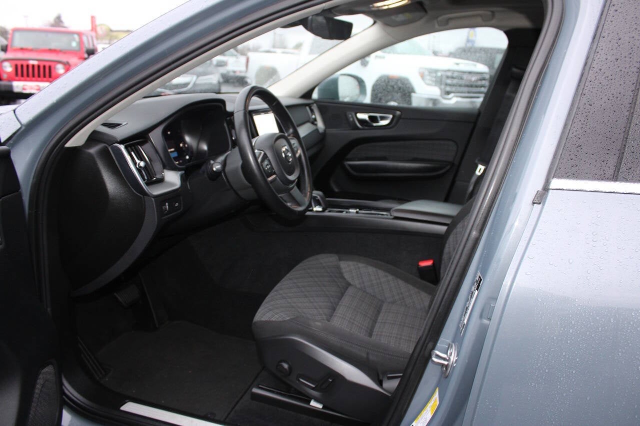 2022 Volvo XC60 B5 Momentum AWD 4dr SUV